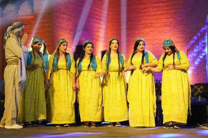 فرقة فنون شعبية على مسرح المهرجان