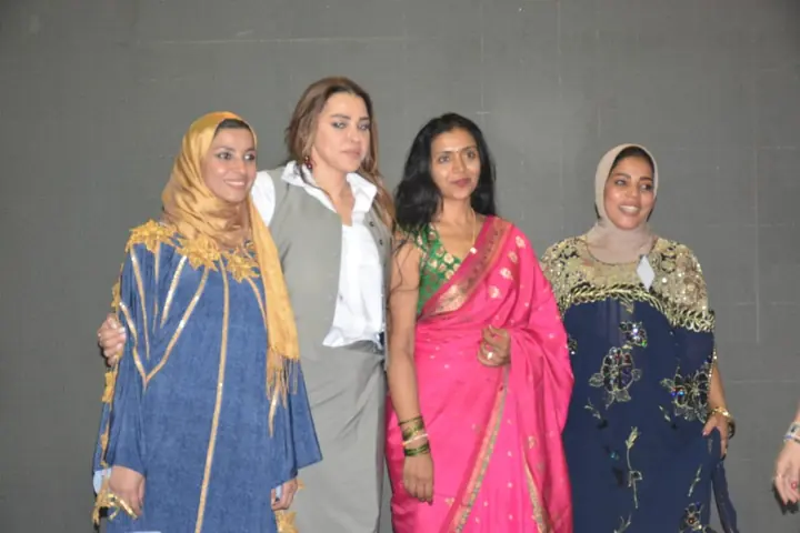 ضيفات المهرجان بأزياء من ثقافات مختلفة