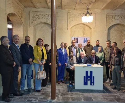 صورة جماعية في بيت بابل